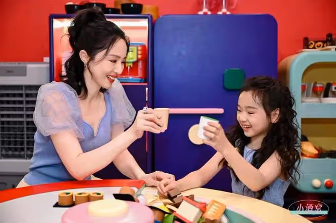 高調曬全家福！董璇為愛女慶8歲生日，不懼輿論與前夫高雲翔同框