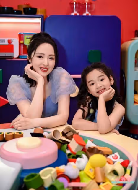高調曬全家福！董璇為愛女慶8歲生日，不懼輿論與前夫高雲翔同框