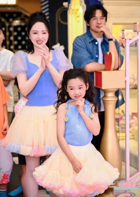 高調曬全家福！董璇為愛女慶8歲生日，不懼輿論與前夫高雲翔同框