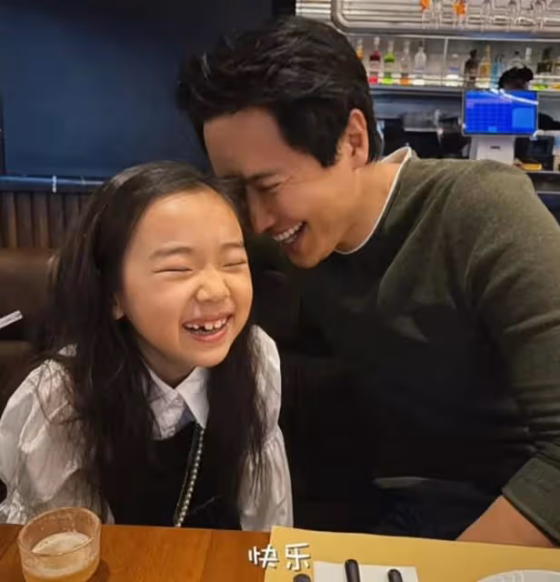 高調曬全家福！董璇為愛女慶8歲生日，不懼輿論與前夫高雲翔同框