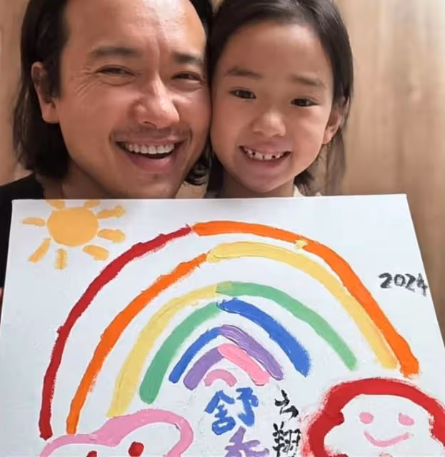 高調曬全家福！董璇為愛女慶8歲生日，不懼輿論與前夫高雲翔同框