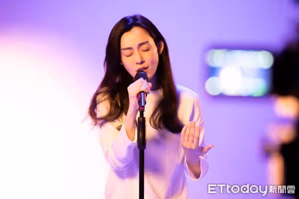 范瑋琪隔5年大陸復出哭了：回到家的感覺！　登台吐86字心聲激動落淚