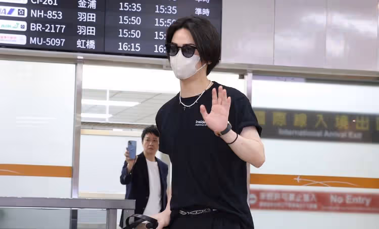 直擊｜5萬人瘋搶！龜梨和也帶KAT-TUN抵松機掀暴動　中丸雄一手機狂拍寵粉