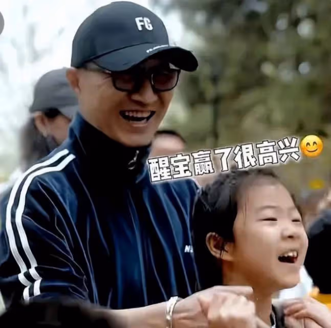 汪峰愛慘了！趕去新疆陪森林北過節，買東西主動付錢，護妻十足！