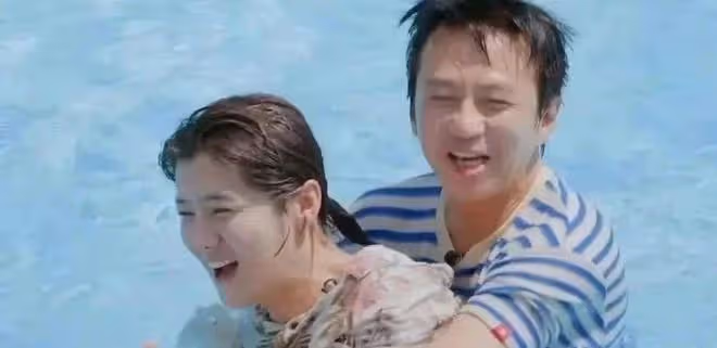 鄧超泳池緊抱鹿晗,好友親昵瞬間曝光,鹿晗新造型引發熱議