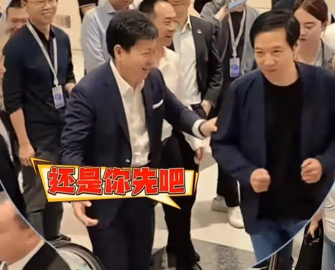 笑死了!余承東在大灣區車展,全程跟雷軍身後,處處讓位,不爭搶