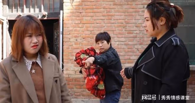 小姑子來我家養胎,我出門碰上一個熟人,回家就讓小姑子滾