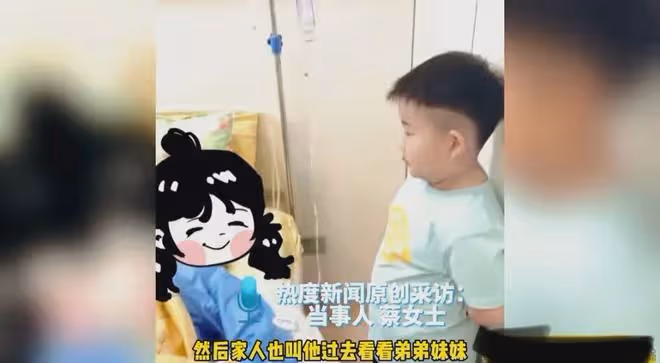 女子生龍鳳胎被全家圍觀,大兒子一反常態站角落,一個舉動看哭了