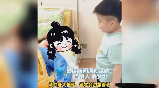 女子生龍鳳胎被全家圍觀,大兒子一反常態站角落,一個舉動看哭了