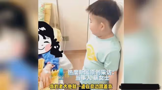 女子生龍鳳胎被全家圍觀,大兒子一反常態站角落,一個舉動看哭了