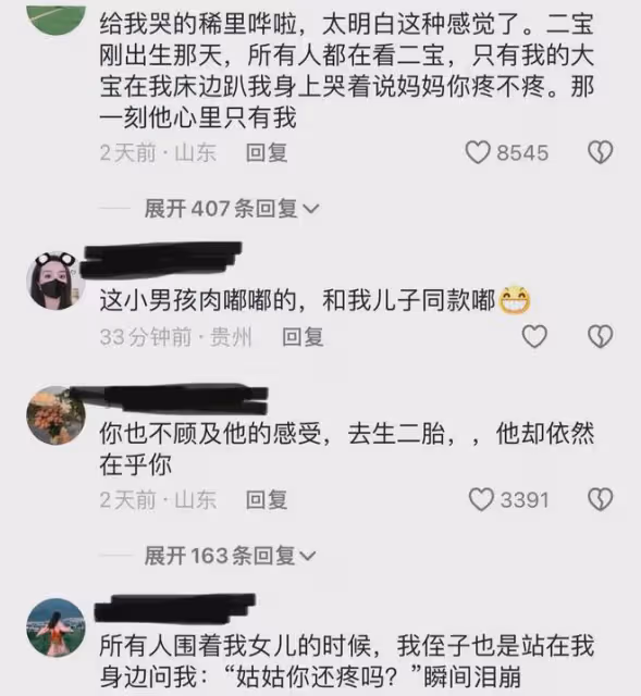女子生龍鳳胎被全家圍觀,大兒子一反常態站角落,一個舉動看哭了