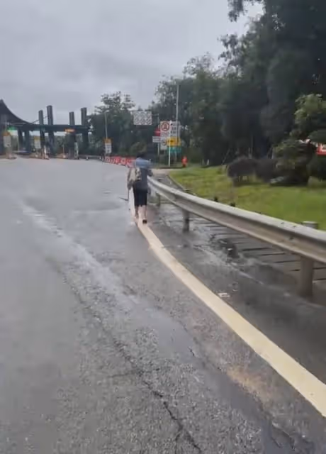 叔叔離世父親受不了打擊,情緒激動要求大操大辦,導致晚兩天下葬