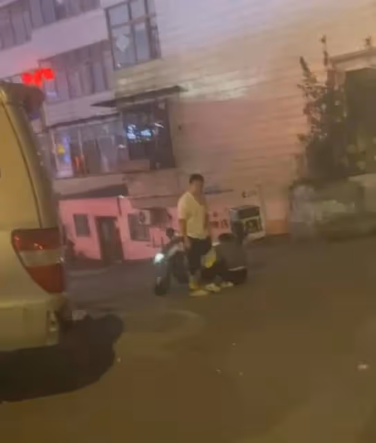 外賣小哥得知妻子患絕症秒崩潰,騎車摔倒繃不住大哭,路人太心疼
