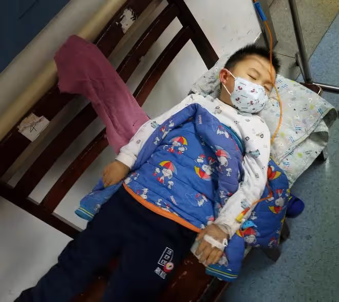 男孩體育課後高燒不退,看到檢查結果父親崩潰:是我沒有保護好他