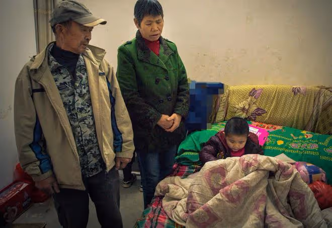 男童與殘疾媽媽外出玩耍,黑車疾駛而過,村民們心痛流淚