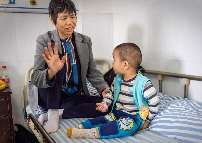 男童與殘疾媽媽外出玩耍,黑車疾駛而過,村民們心痛流淚