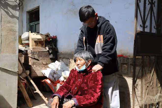 父母雙亡,8旬奶奶拾荒養大孤孫:我走了,希望孩子找個好人家