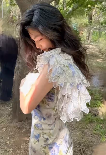 李湘女兒穿弔帶裙拍大片，王詩齡瘦出新高，下頜線分明直角肩搶鏡