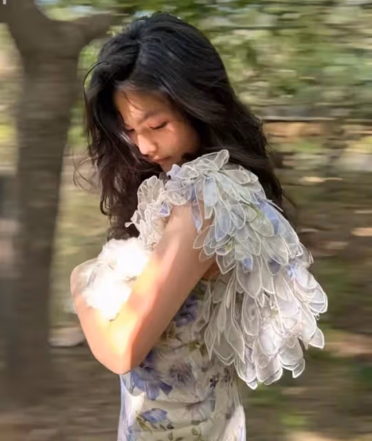 李湘女兒穿弔帶裙拍大片，王詩齡瘦出新高，下頜線分明直角肩搶鏡