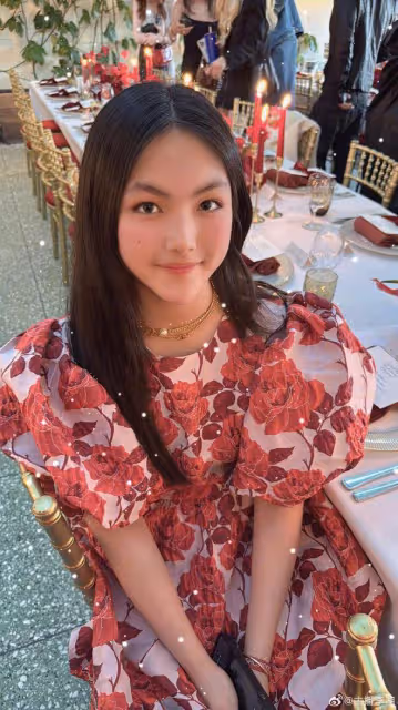 李湘女兒穿弔帶裙拍大片，王詩齡瘦出新高，下頜線分明直角肩搶鏡