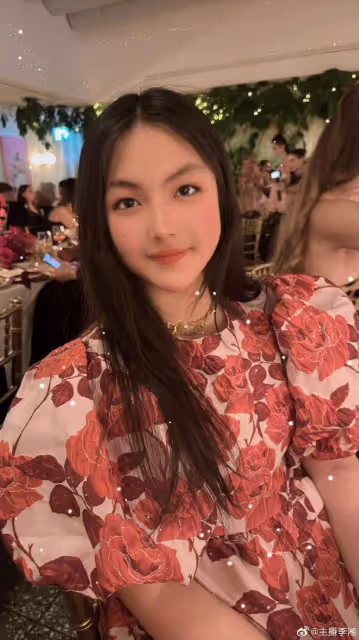 李湘女兒穿弔帶裙拍大片，王詩齡瘦出新高，下頜線分明直角肩搶鏡