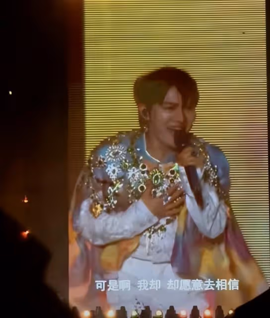 周深演唱會到處送票沒人看，開場大片空座，座位上放螢光棒撐場面