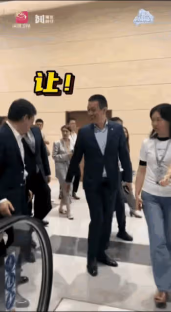 太謙虛！余承東現身大灣區車展，全程跟雷軍身後，處處讓位不爭搶