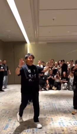 63歲周華健跌倒「腳還沒完全好」仍繼續開唱! 主動握手合照粉絲