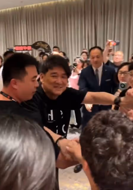 63歲周華健跌倒「腳還沒完全好」仍繼續開唱! 主動握手合照粉絲