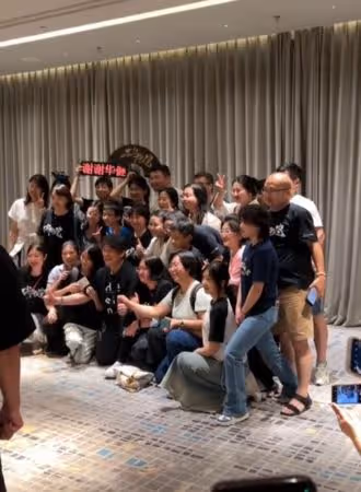 63歲周華健跌倒「腳還沒完全好」仍繼續開唱! 主動握手合照粉絲