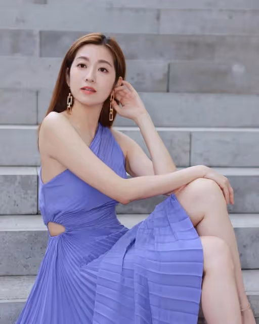 陳自瑤吊曬帶長裙嫵媚,身材凹凸有致!自爆在酒吧被人撩!