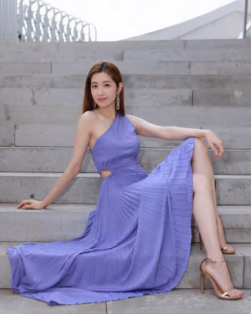 陳自瑤吊曬帶長裙嫵媚,身材凹凸有致!自爆在酒吧被人撩!