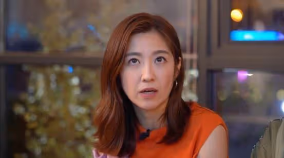 陳自瑤吊曬帶長裙嫵媚,身材凹凸有致!自爆在酒吧被人撩!