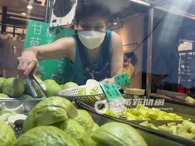 狗仔直擊｜黃仁勳演講欽點水果攤湧排隊人潮！阿婆切到手抽筋親自回應了