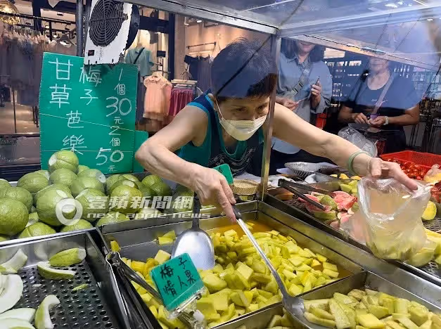 狗仔直擊｜黃仁勳演講欽點水果攤湧排隊人潮！阿婆切到手抽筋親自回應了
