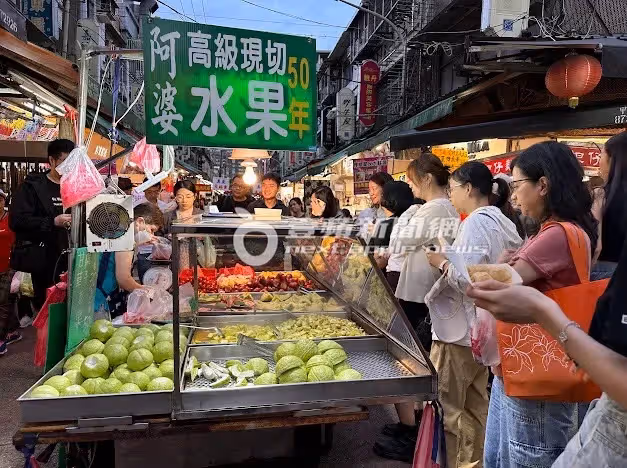 狗仔直擊｜黃仁勳演講欽點水果攤湧排隊人潮！阿婆切到手抽筋親自回應了