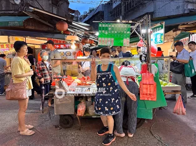 狗仔直擊｜黃仁勳演講欽點水果攤湧排隊人潮！阿婆切到手抽筋親自回應了