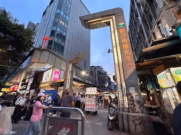 狗仔直擊｜黃仁勳演講欽點水果攤湧排隊人潮！阿婆切到手抽筋親自回應了