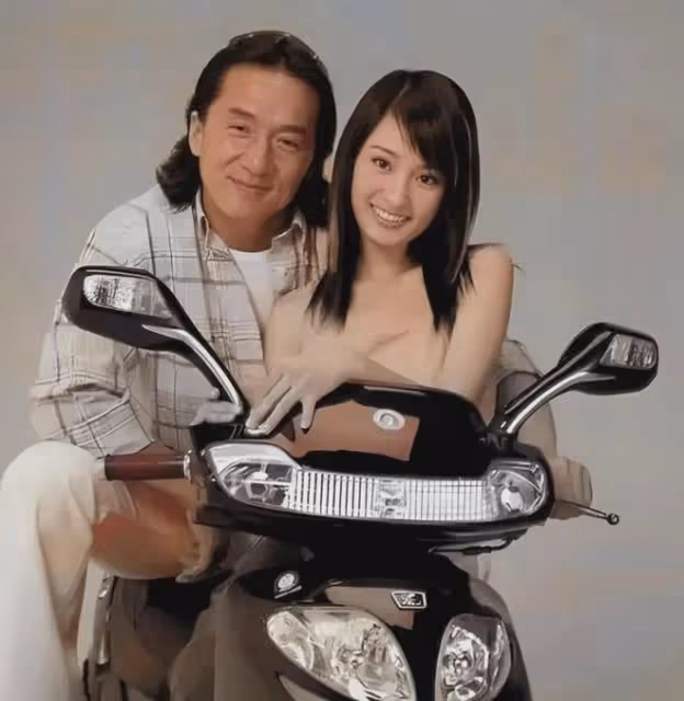 21年前,成龍拿著50萬元,將小32歲的楊冪抱在了懷中,被拍成照片