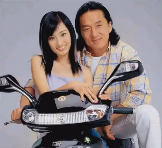 21年前,成龍拿著50萬元,將小32歲的楊冪抱在了懷中,被拍成照片