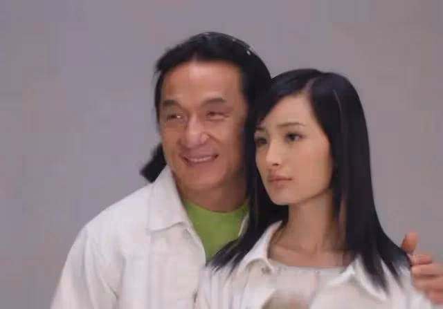 21年前,成龍拿著50萬元,將小32歲的楊冪抱在了懷中,被拍成照片