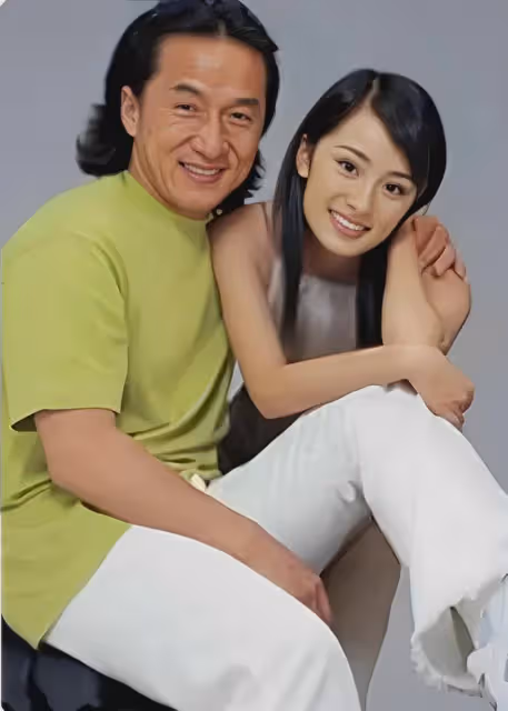 21年前,成龍拿著50萬元,將小32歲的楊冪抱在了懷中,被拍成照片