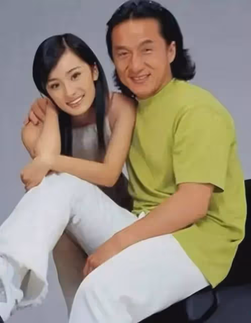 21年前,成龍拿著50萬元,將小32歲的楊冪抱在了懷中,被拍成照片
