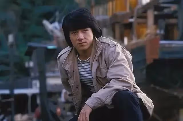 21年前，成龍拿著50萬元，將小32歲的楊冪抱在了懷中，被拍成照片