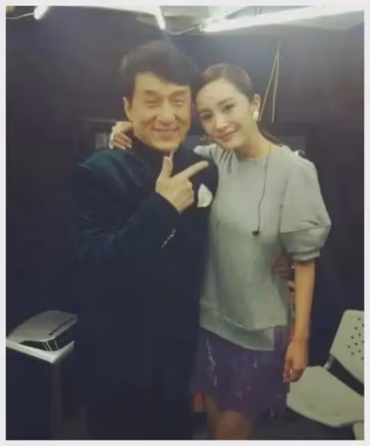 21年前，成龍拿著50萬元，將小32歲的楊冪抱在了懷中，被拍成照片