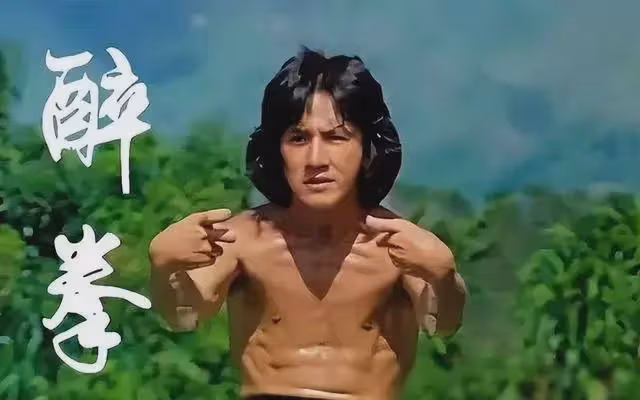 21年前，成龍拿著50萬元，將小32歲的楊冪抱在了懷中，被拍成照片