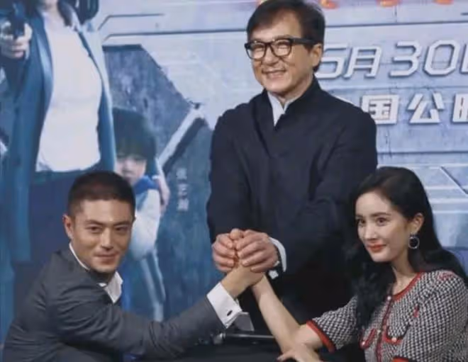 21年前，成龍拿著50萬元，將小32歲的楊冪抱在了懷中，被拍成照片