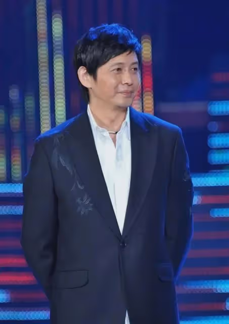 程前：與董卿同居6年，50歲再婚娶圈外嬌妻，如今60歲依然帥氣