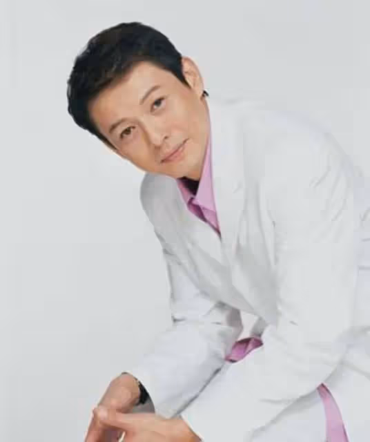 程前：與董卿同居6年，50歲再婚娶圈外嬌妻，如今60歲依然帥氣