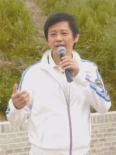 程前：與董卿同居6年，50歲再婚娶圈外嬌妻，如今60歲依然帥氣